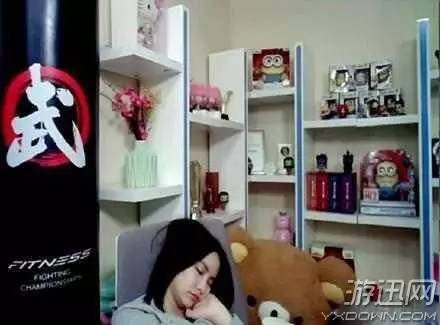 电竞女神miss撩衣秀腹肌网友我有欧派你有么