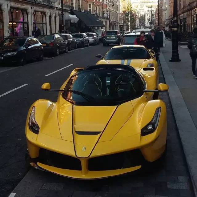 黄色敞篷法拉利laferrari aperta