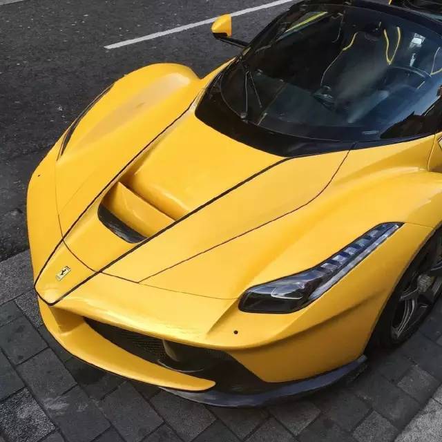 黄色敞篷法拉利laferrari aperta