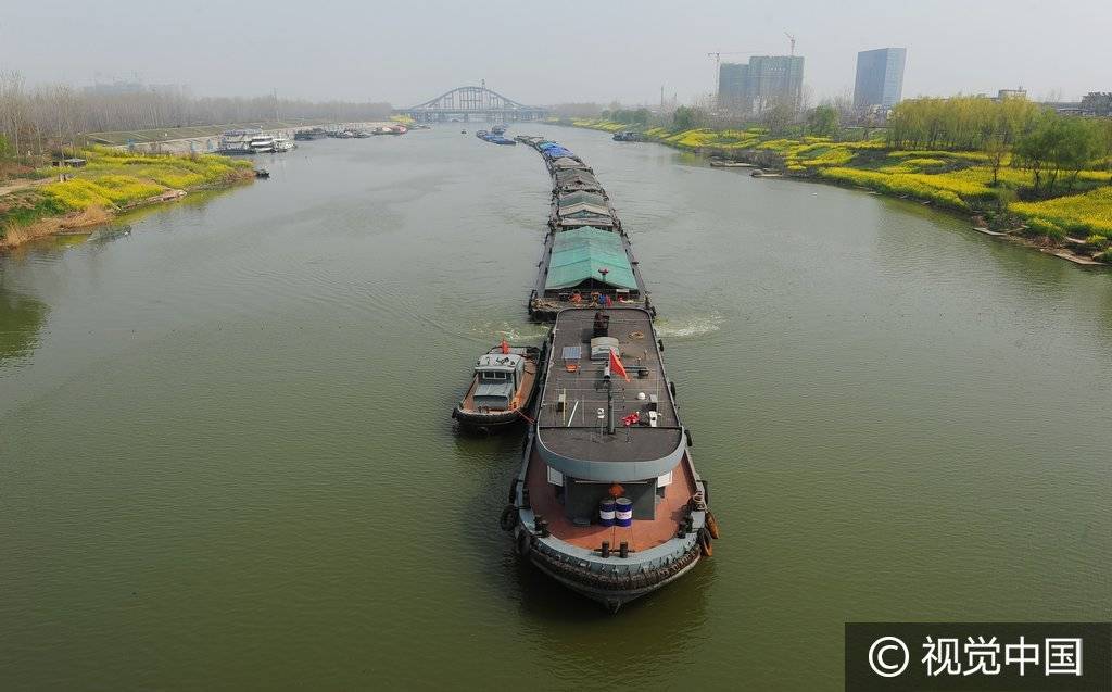 【视觉中国】阜阳沙颍河"黄金水道"船舶排成"长龙"