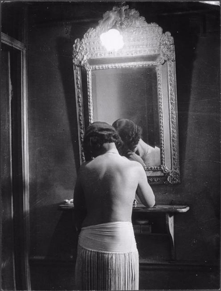 "1932年,布拉塞的摄影集《夜巴黎》出版,立刻轰动了整个欧洲,受当时