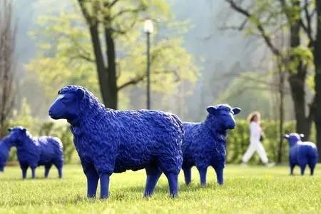 2007年德国园艺博览会上的蓝色绵羊为了促进花卉业的发展,德国还定期