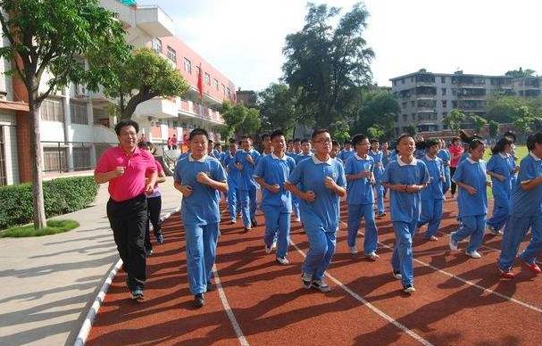 以前你嫌弃的江门中小学校服,如今要变,你舍得吗?