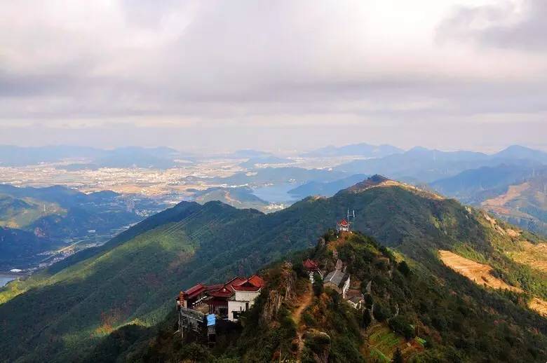 温岭石塘镇西,石塘山的中段,有山如雄狮巍巍,名狮子山.