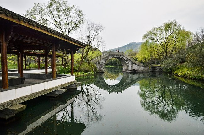 江南古典园林建筑艺术与自然山水风光在这里得到了非常完美的结合.