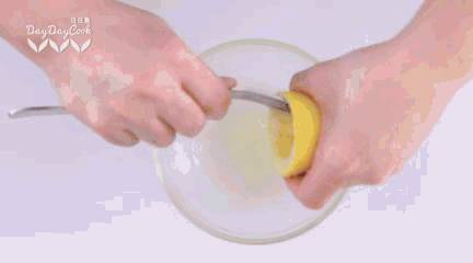不用榨汁机，一张保鲜膜就让你轻松喝果汁！！！
