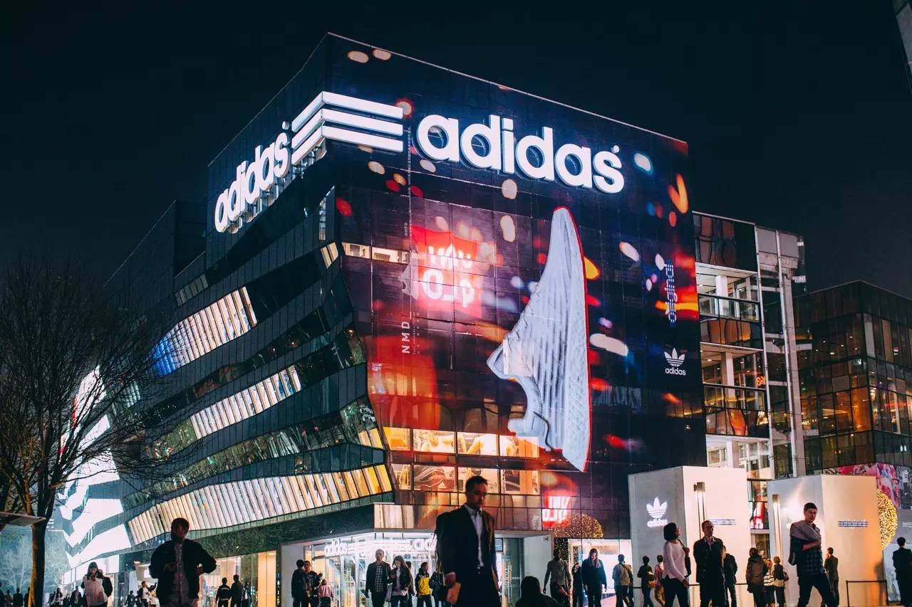 听说adidas nmd在三里屯"扔"下3个神秘箱子?