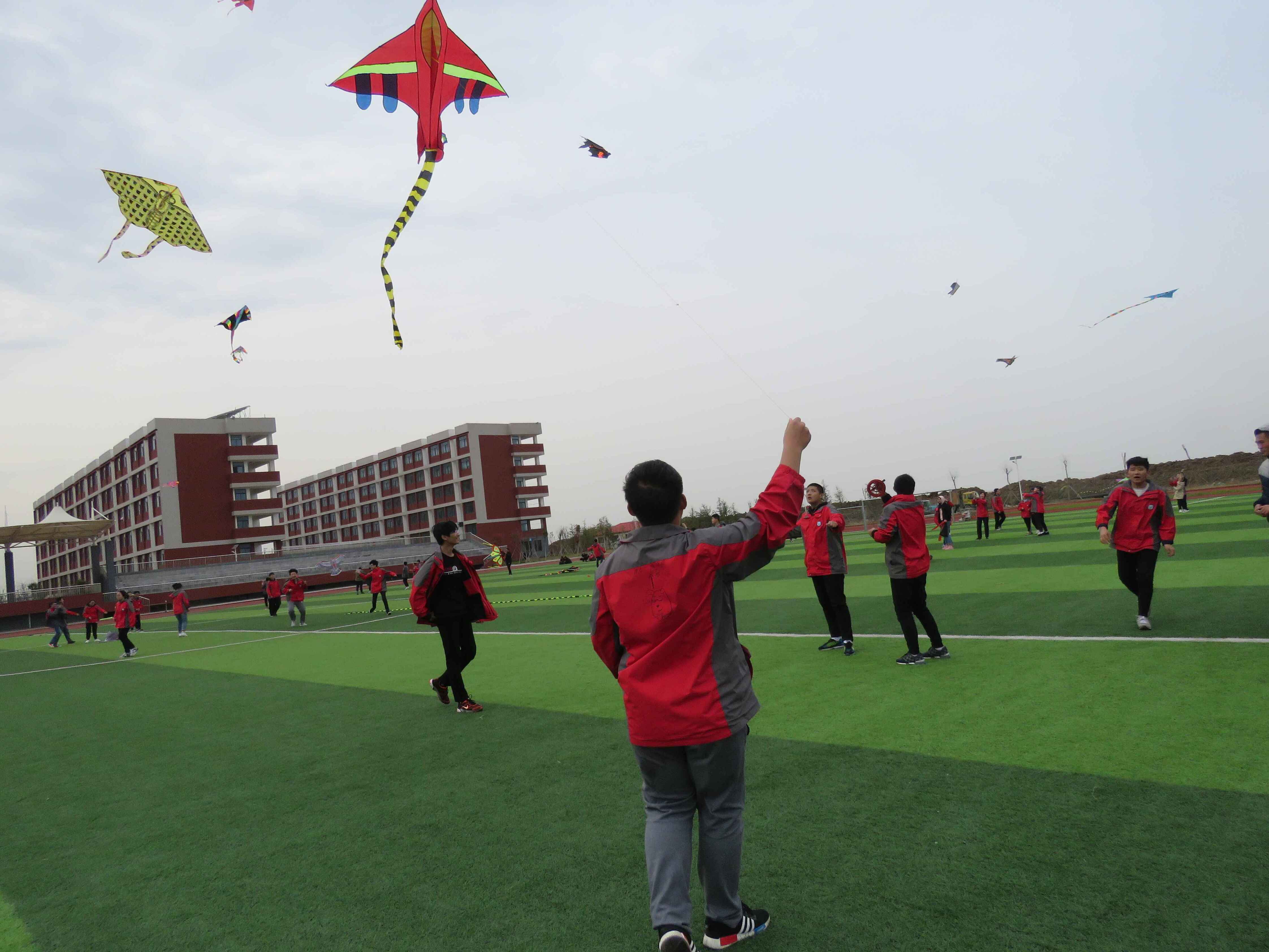 连云港华杰实验学校:无风筝,不春天!