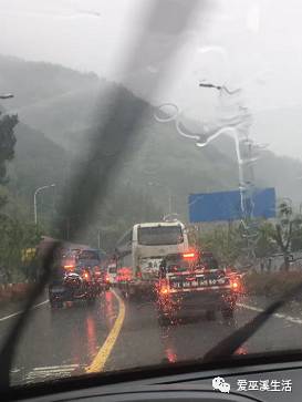 别问我今天巫溪的雨有好大,高速封路.但更大的雨下