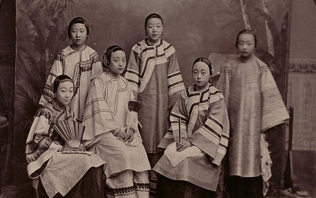 中国古代女人珍贵的老照片:宫中女子,城里贵妇