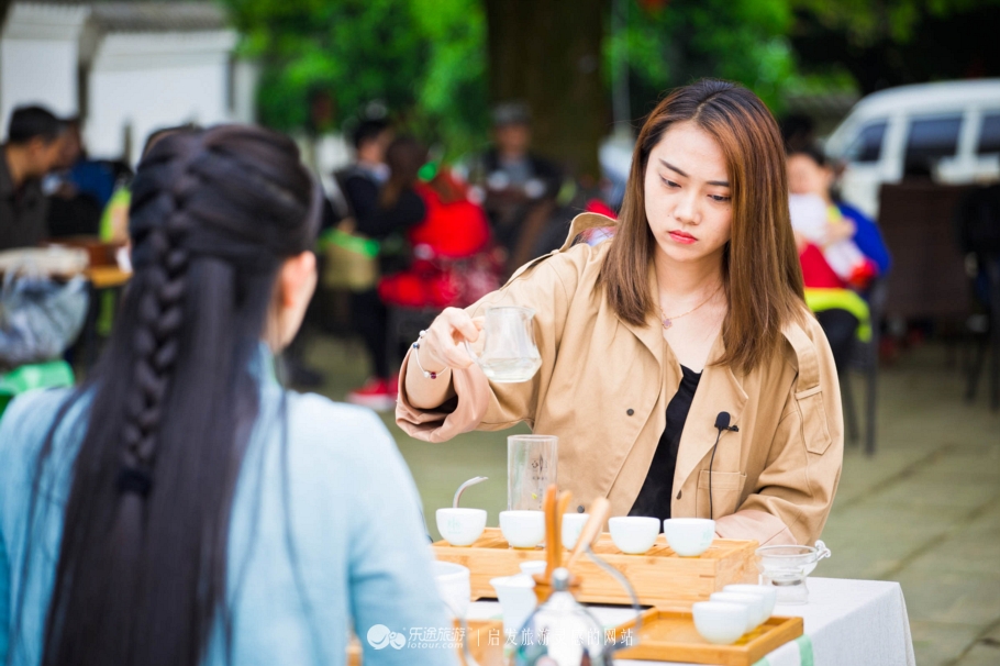 与美女茶艺师现场pk,定心茶园采茶节