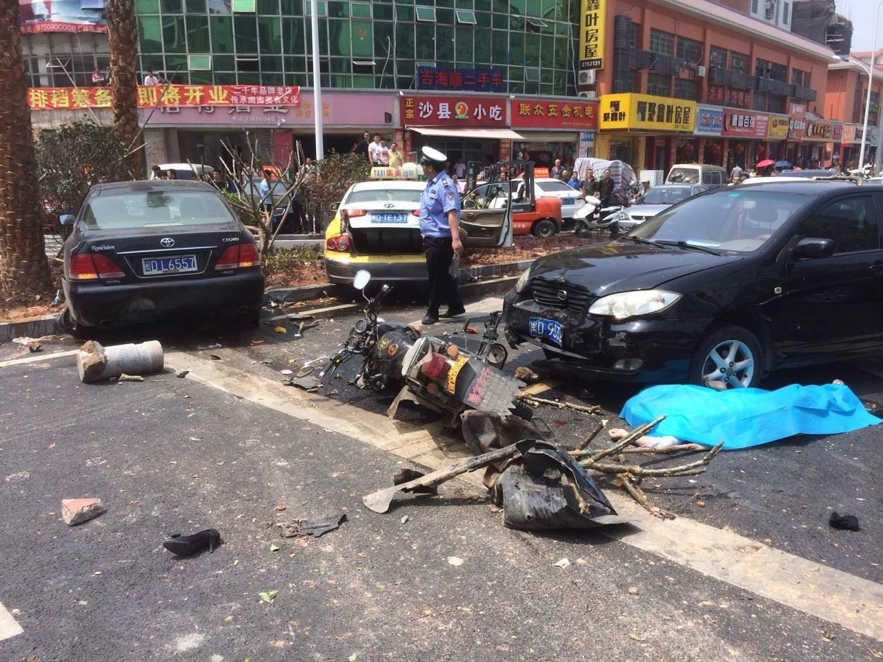 【最新进展】厦门杏林惨烈车祸,事故中身亡三人为一家人,目前警方已将