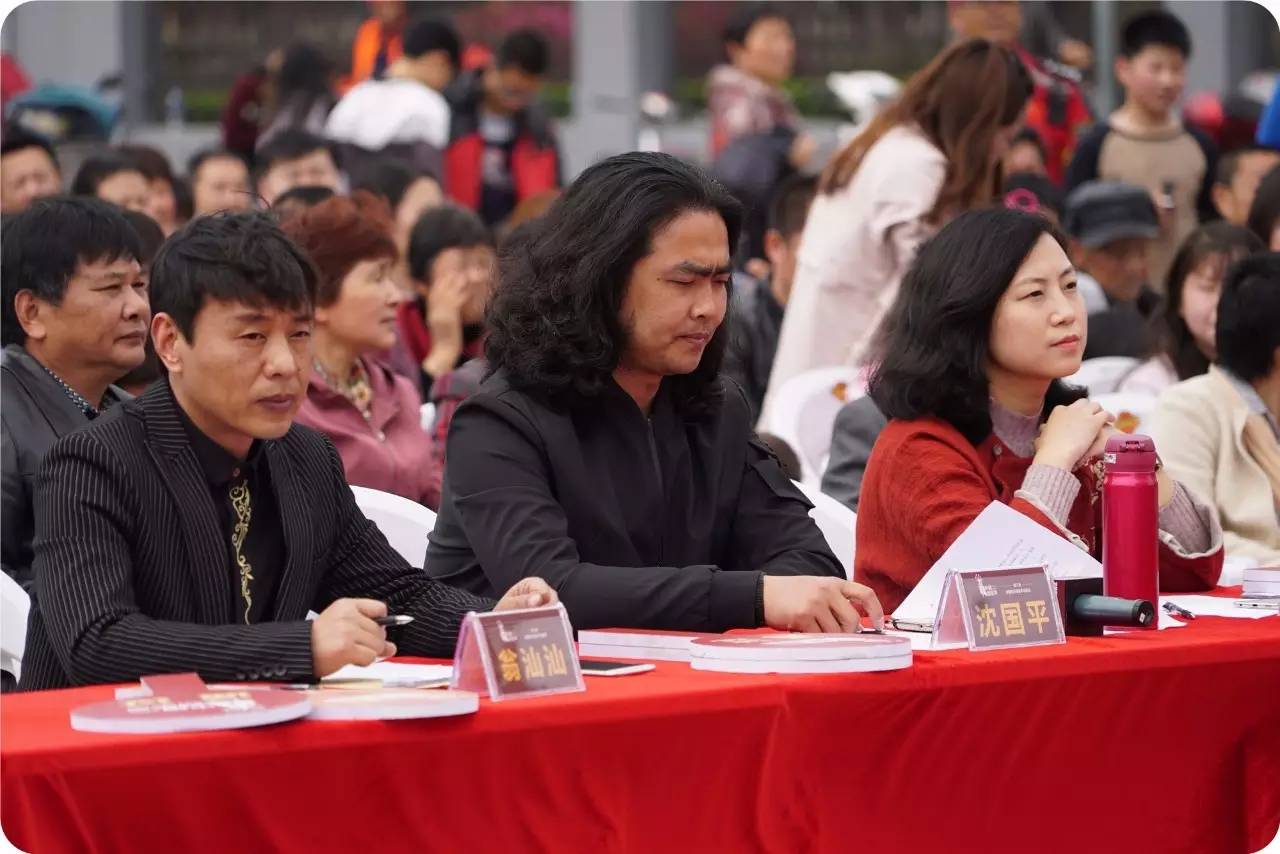 平湖市音乐家协会副主席,秘书长,福臻中学音乐高级教师 沈国平现场