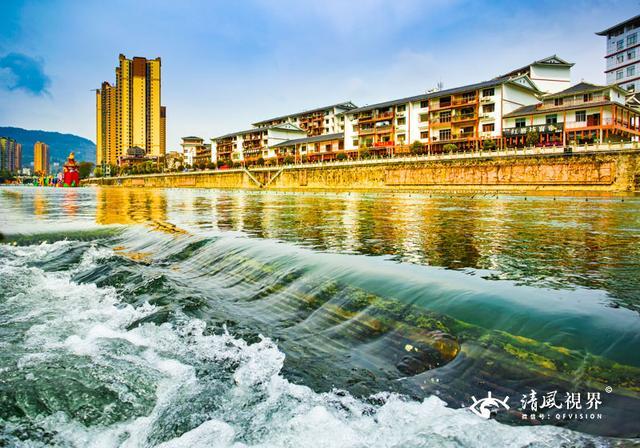 贡水河是宣恩人民的母亲河,河上横跨了拱桥,悬索桥,风雨桥等不同