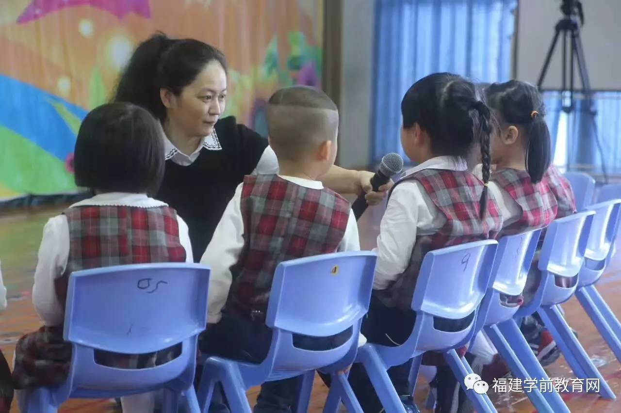 上午,上海市著名教师吴佳瑛带来的小班综合活动《小兔子找太阳,在