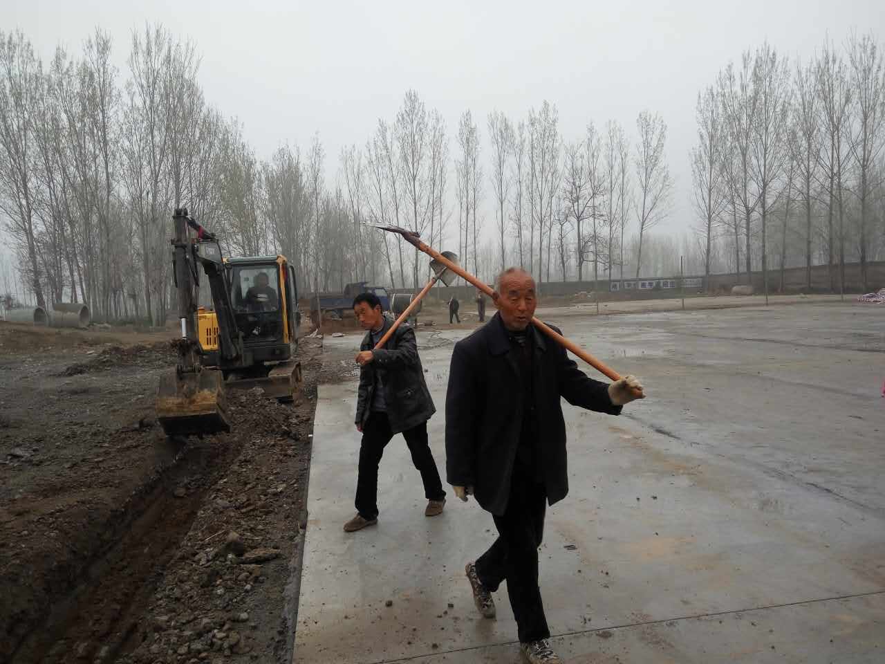 洛宁县底张乡西磨头群众冒雨绿化广场