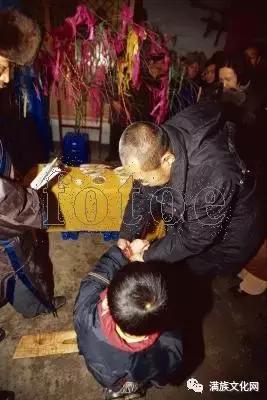 即祭祀佛托妈妈,"佛托妈妈"是指平时供奉在西墙祖宗板下的黄布口袋里