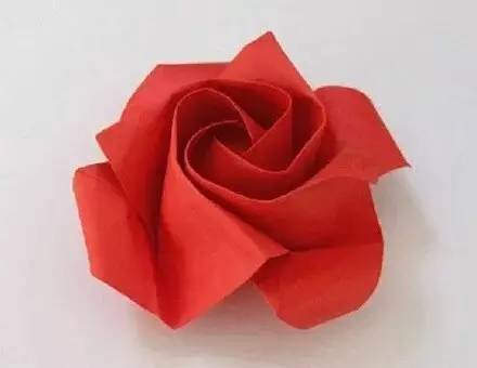 >> 文章内容 >> 简单折纸玫瑰花图解  怎样用纸折出简单的花朵答:1,一