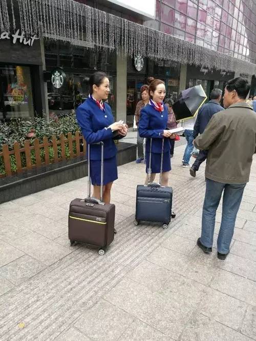 搞什么飞机空姐不在天上飞竟在贵阳街头