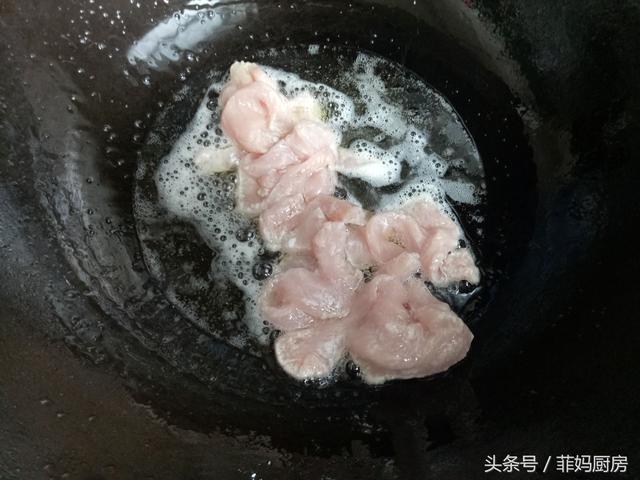 蒜苔炒肉的家常做法，炒之前多做一道工序，炒出来的肉会又嫩又滑