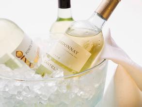 对于侍酒温度较低的白葡萄酒,可以适当的超过15分钟.