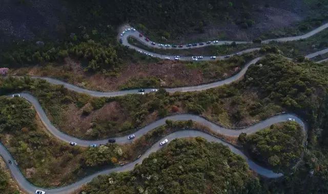 这条路是上世纪70年代,一个叫王乐平的泾县县委书记带领桃岭人民用四