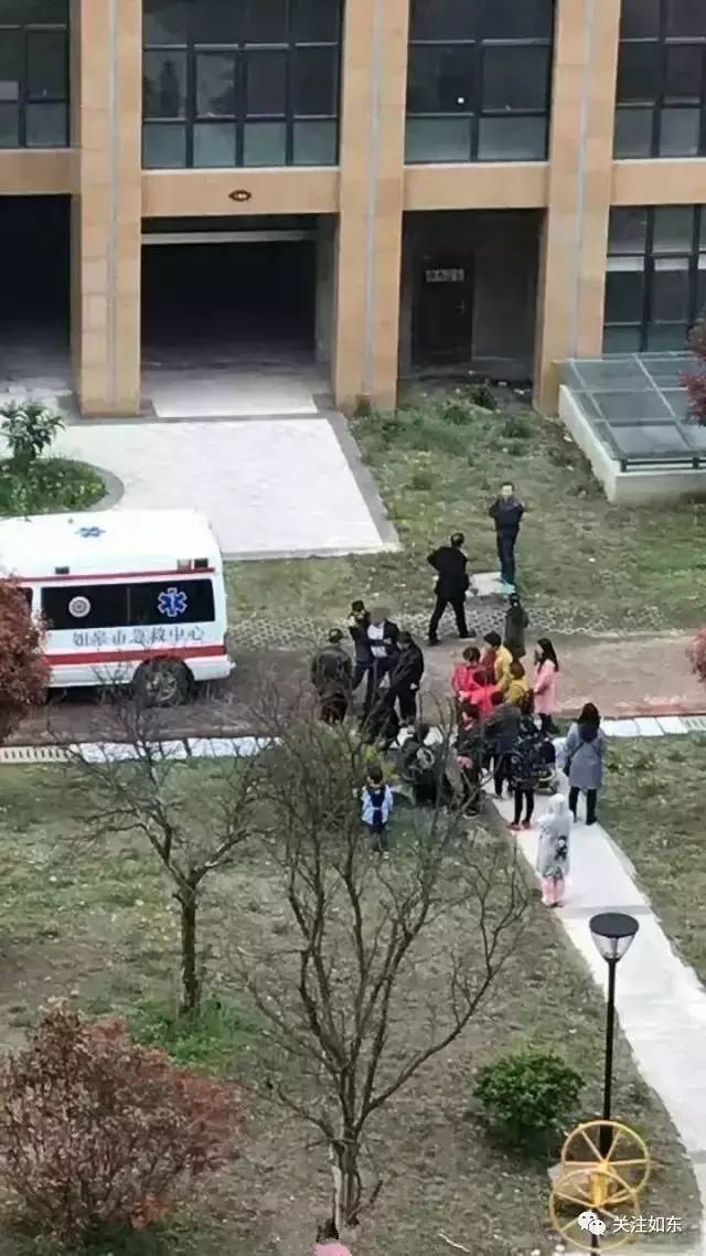 水绘绿源小区一奔驰女车主离奇自缢身亡