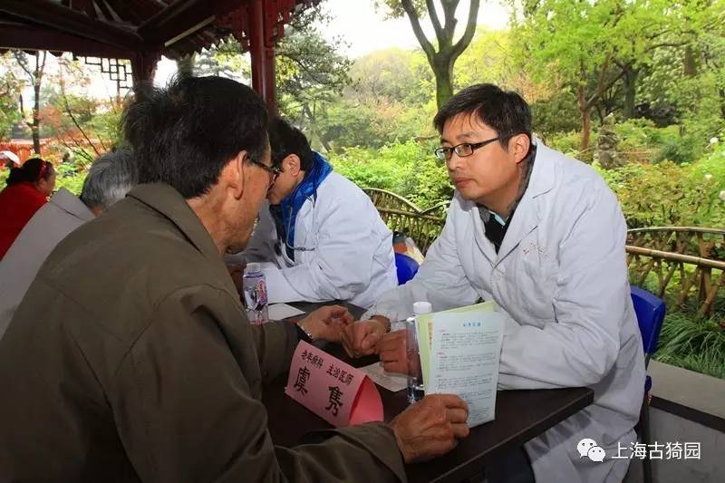 医师石克华细心为患者诊脉来自上海中医药大学附属市中医医院神志病科