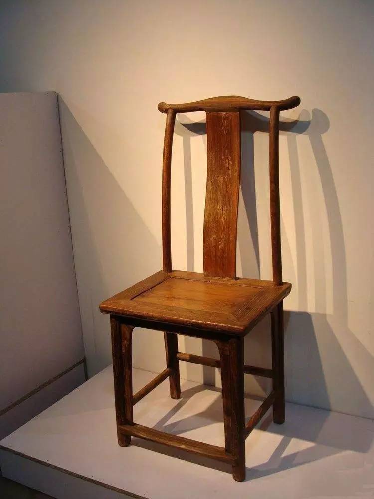 玫瑰椅在宋代名画中曾有所见,明代更为常见,是一种造型别致的椅子.