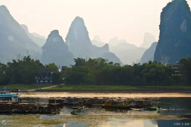 "象山水月"是桂林山水一大奇景,与南望的穿山月岩相对,一悬于天,一浮