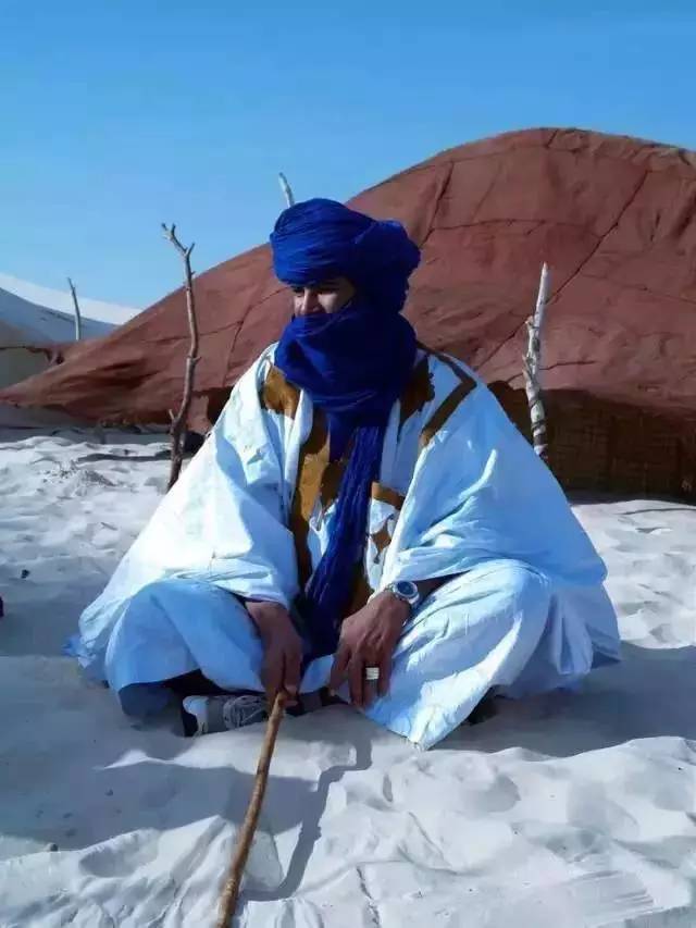 图阿雷格人(tuareg)是半游牧的伊斯兰民族,主要在一些北非国家.