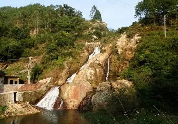 彩虹古道,位于鹤山市宅梧镇皂幕山系的彩虹岭上,横跨皂幕山东西两侧