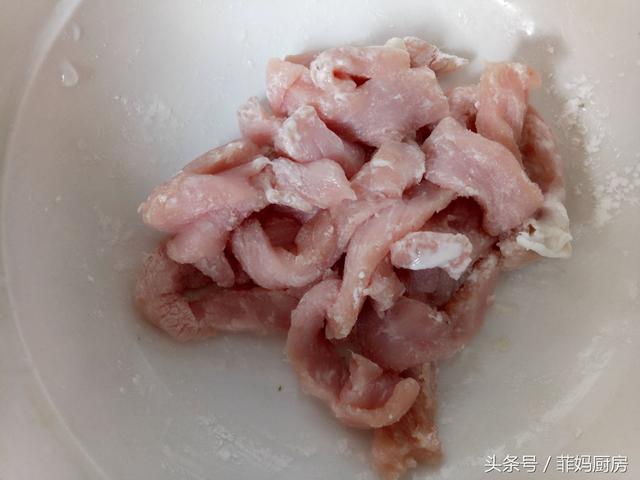蒜苔炒肉的家常做法，炒之前多做一道工序，炒出来的肉会又嫩又滑