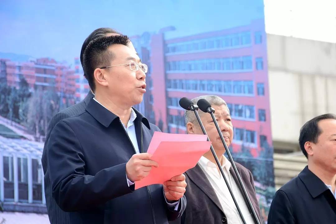 首先他代表大同大学向长期以来关心和支持大同大学就业发展的大同市人