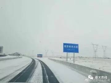 国道215线甘肃省阿克塞境内当金山路段因大雪道路结冰