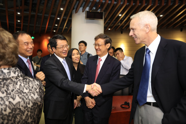 香港中文大学(深圳)校长徐扬生教授,龙岗区区委书记高自民,龙岗区区长