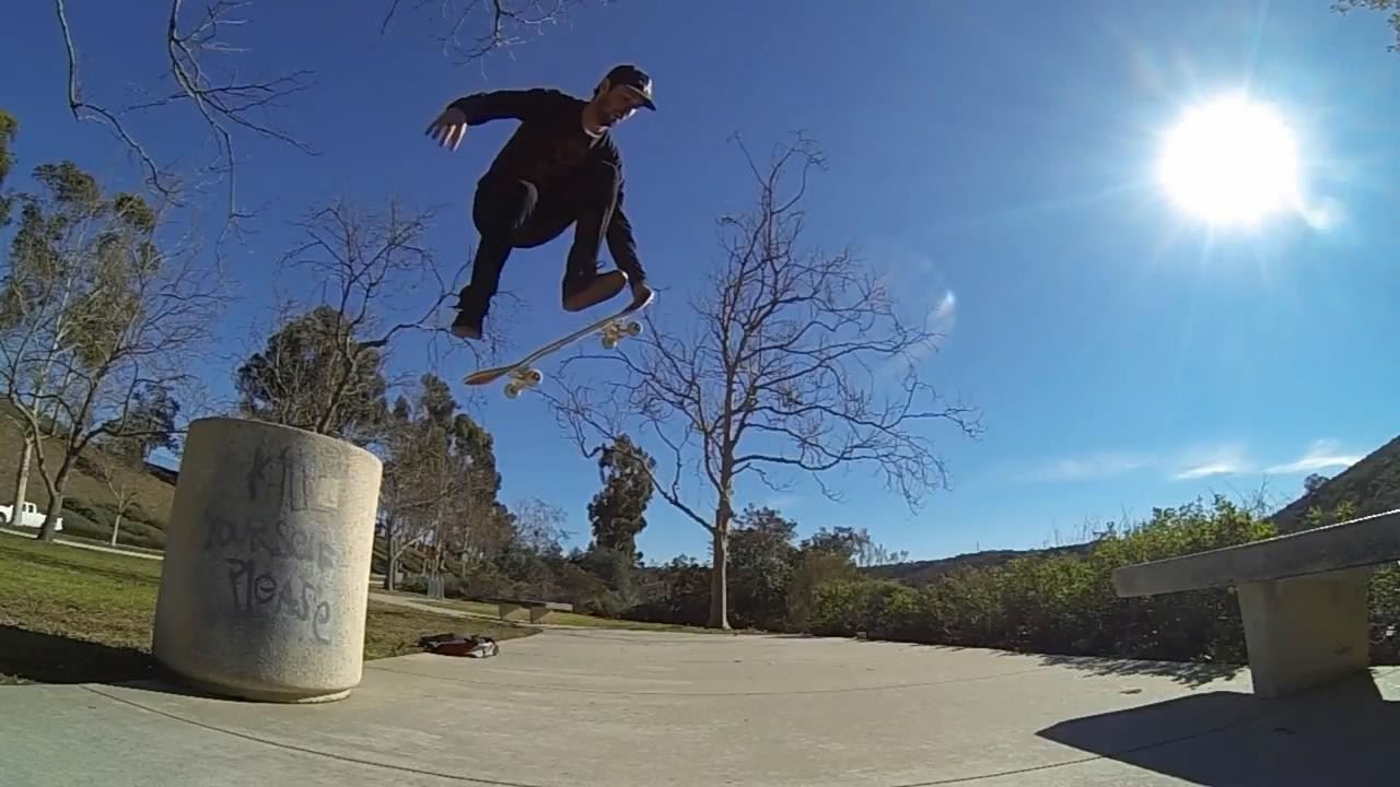 其次要熟悉掌握frontside ollie 180与在滑板上换脚位两个小动作,接