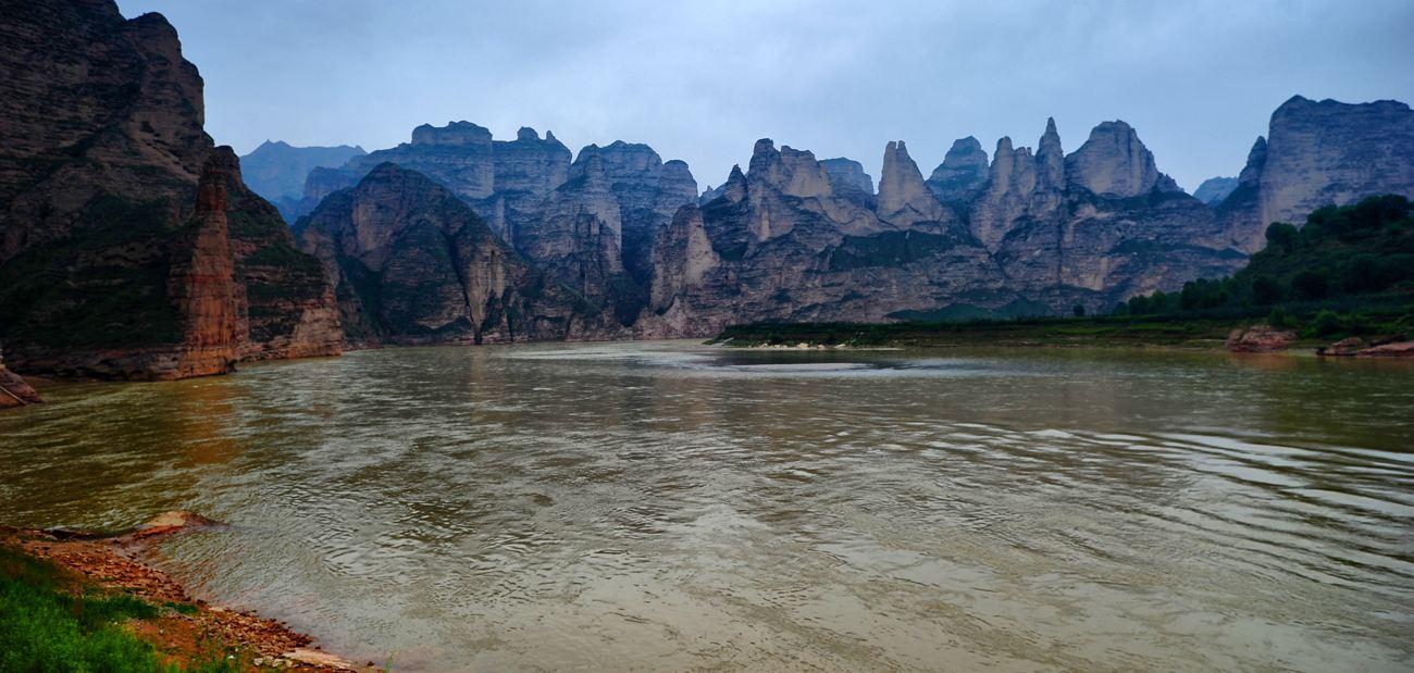 黄河与水库交界处黄绿分界的景观…炳灵寺最早叫"唐述窟,是羌语"鬼