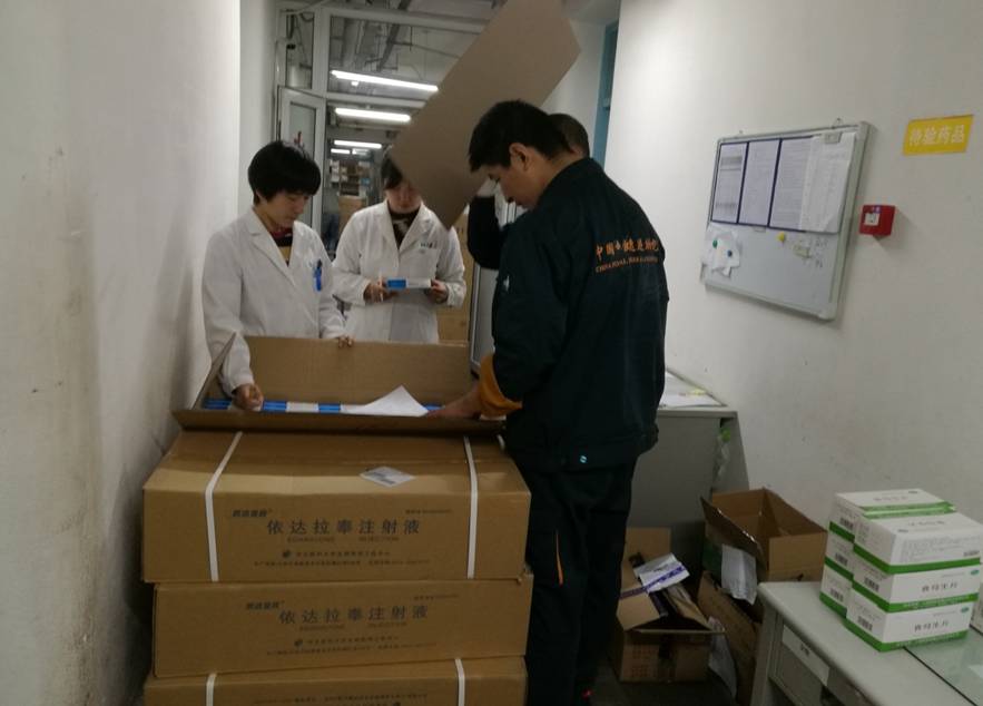 西药库管理员对新进药品进行开箱入库验收