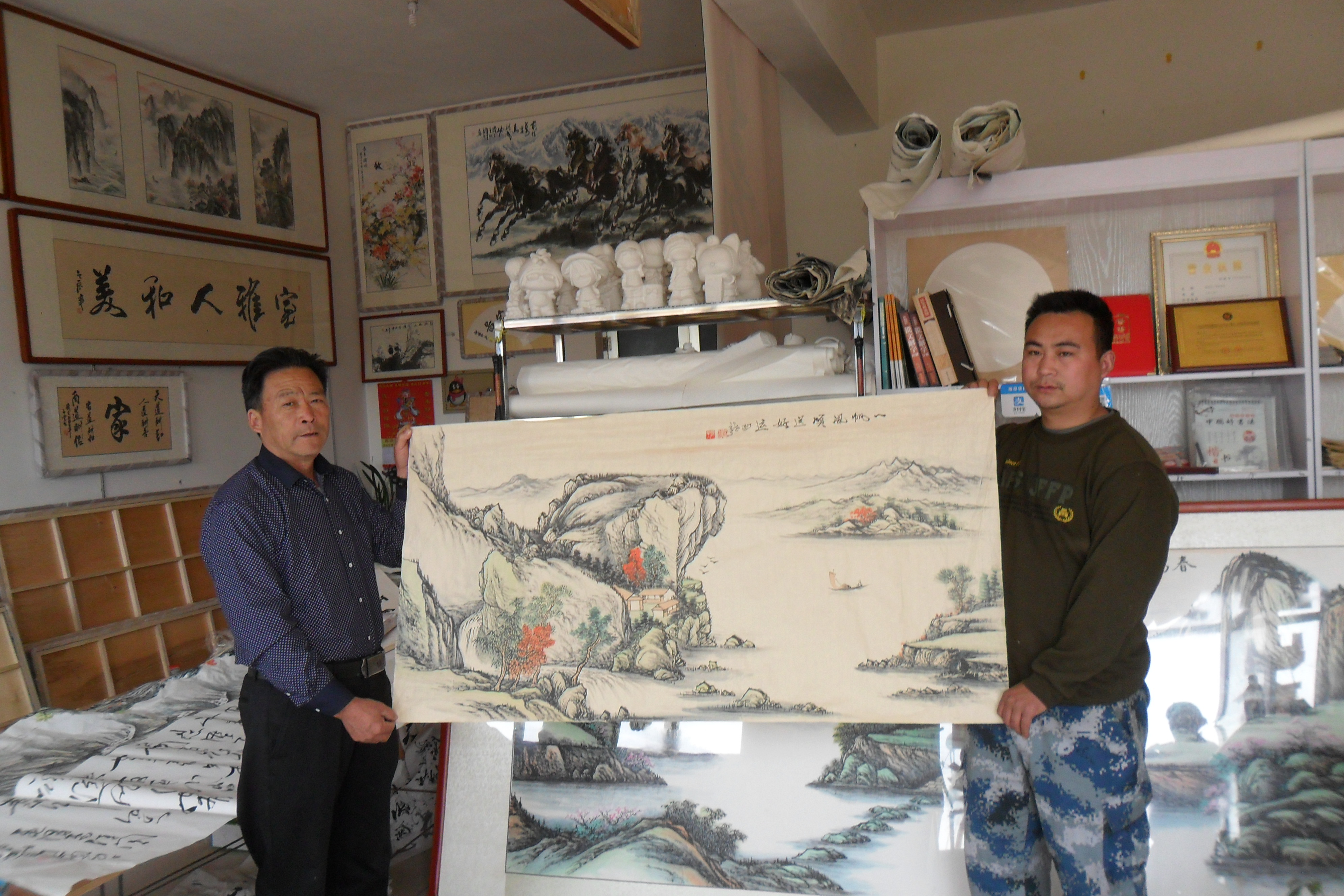山东父子艺术家崔世亭和崔文龙用笔墨彩绘人生