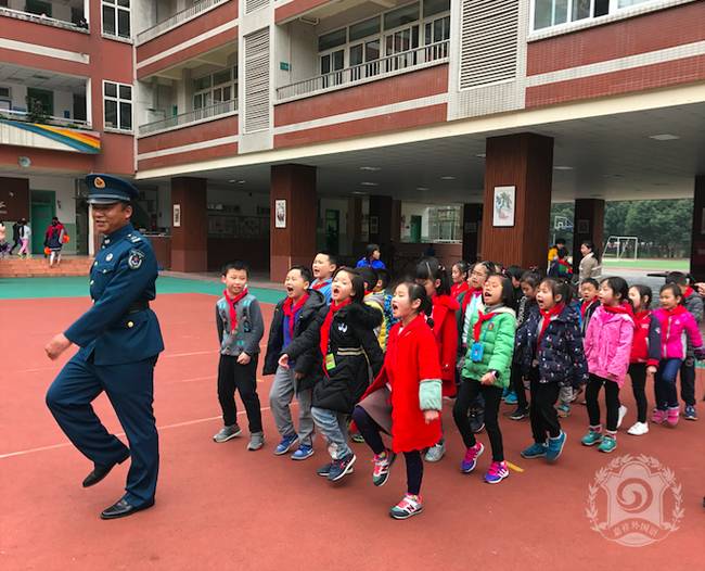 精彩嘉祥空军叔叔走进嘉祥锦江小学教了什么给孩子们