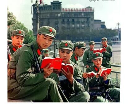 穿绿军装戴红袖章:上世纪七八十年代的军人照片