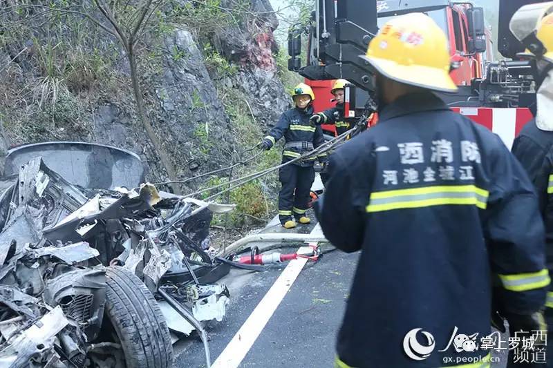 太惨了广西河池一宝马车遭大货车碾碎