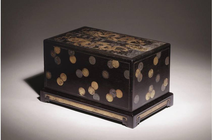 43万尺寸:l32cm w20cm 盒h18cm说明:此盒为清宫承放玉册的宝盒,呈长