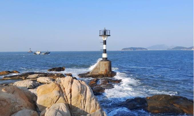 没法近距离和灯塔合影.景区一角,白墙红瓦 碧海蓝天.