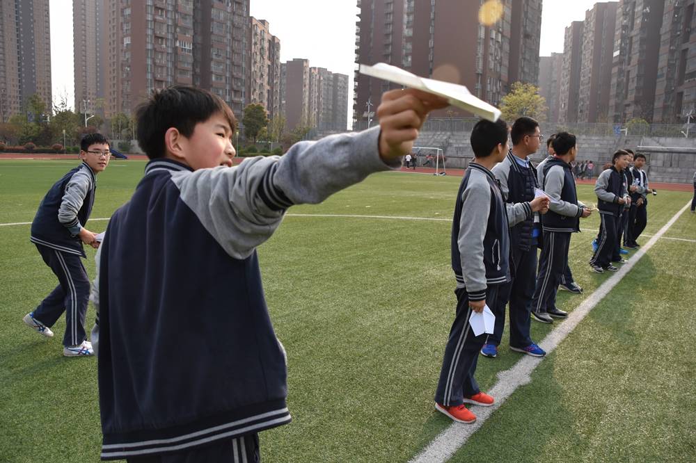 华一光谷分校这位老师真奇怪 上课带着学生玩纸飞机