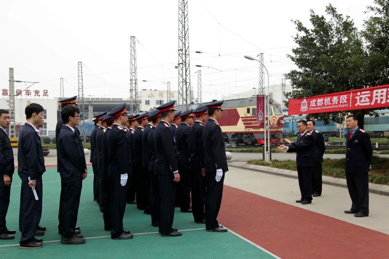 体育 正文  4月6日上午,成都机务段运用系统青工"旱地开车"对抗赛决赛