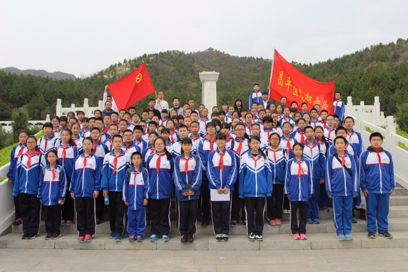 南邵中学开展"让先辈奋斗的轨迹在我们的拼搏中延伸"祭英烈活动