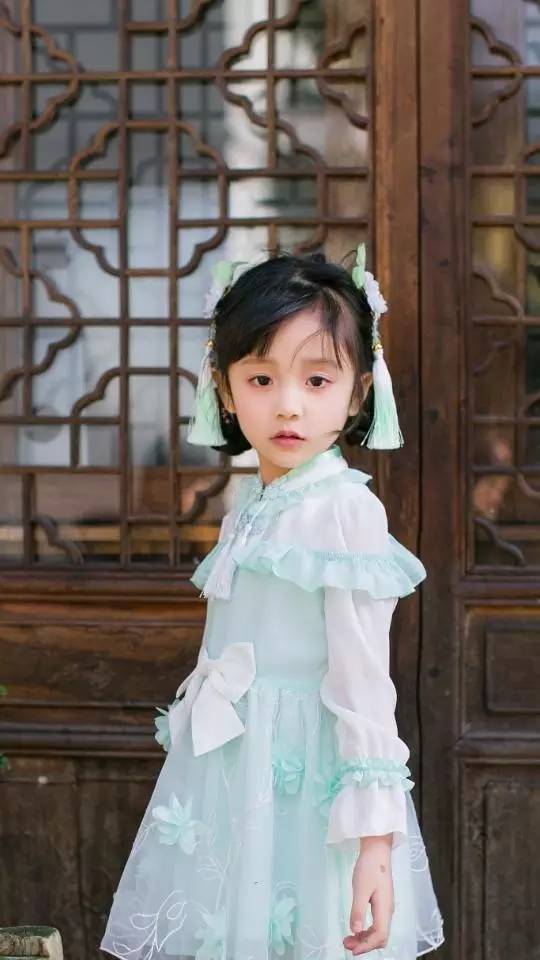 这位小童星叫冯雪雅,虽然在电视剧里镜头很少,但让观众印象十分深刻.