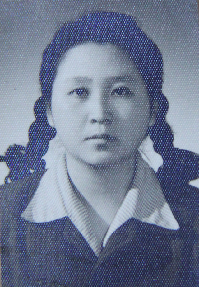 1951年,她舅舅托人请当时知名作家草明帮李冬柏在东北联系个学校,因